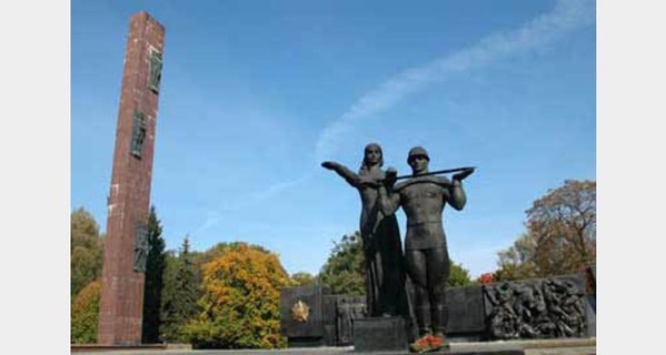 Во Львове вандалы повредили Монумент Славы