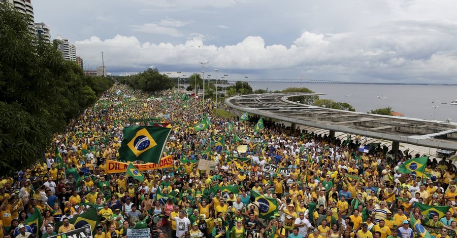 С требованием отставки президента на улицы Бразилии вышло 3 миллиона  человек