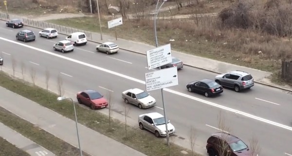 В Киеве водитель объехал длинную пробку задним ходом 