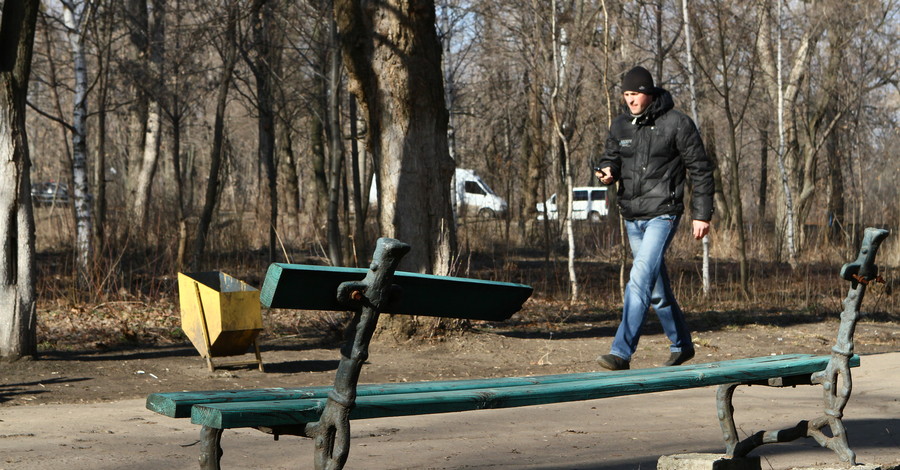 В Харькове вандалы уничтожили сотню скамеек и 50 мраморных шаров
