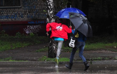 В Запорожье рекордное тепло закончилось штормовым предупреждением