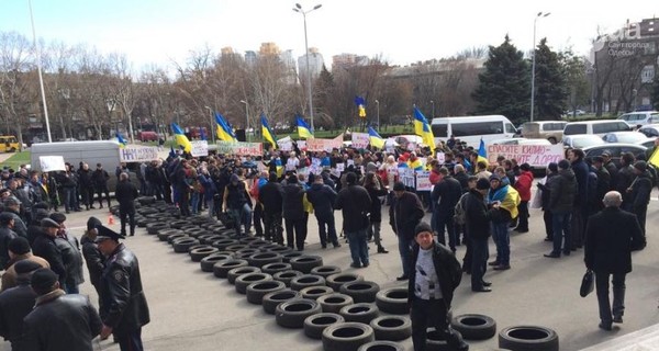 В Одессе перед ОГА митингующие выложили дорожку из шин