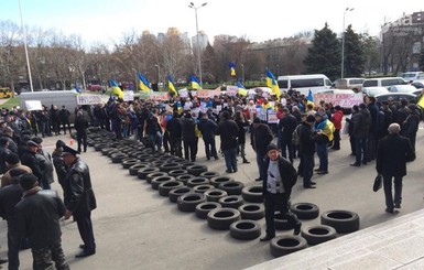 В Одессе перед ОГА митингующие выложили дорожку из шин