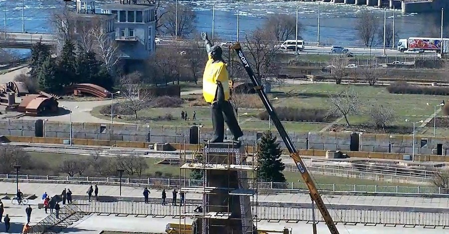 Демонтаж запорожского памятника Ленину: счет идет на часы 