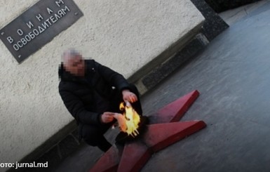 В Молдове мужчина пожарил окорочка на Вечном огне и залез на танк 