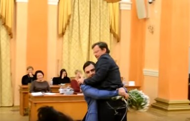Заместителя Саакашвили Боровика вынесли из Одесского горсовета на руках 