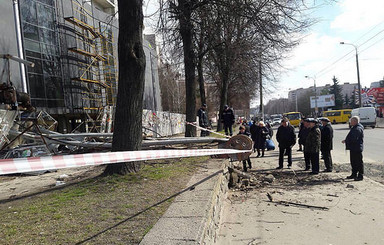 В Ровно на стройке местного депутата 30-метровый кран рухнул на тротуар