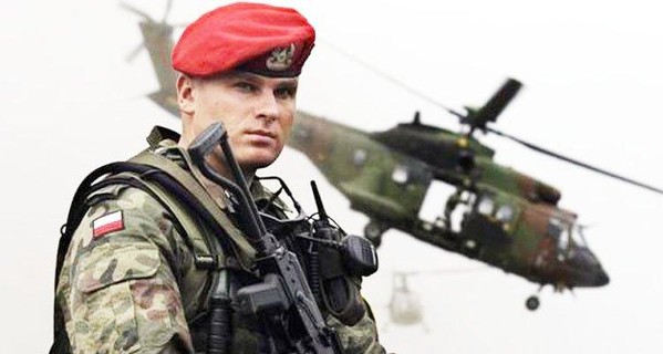 В Польше запретили наряжаться в военную форму