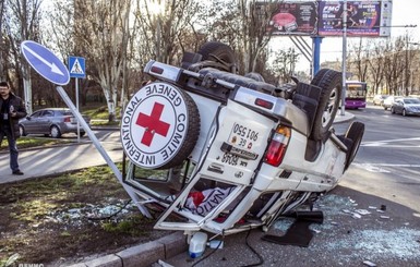 В Донецке перевернулся джип Красного Креста, пострадали четверо