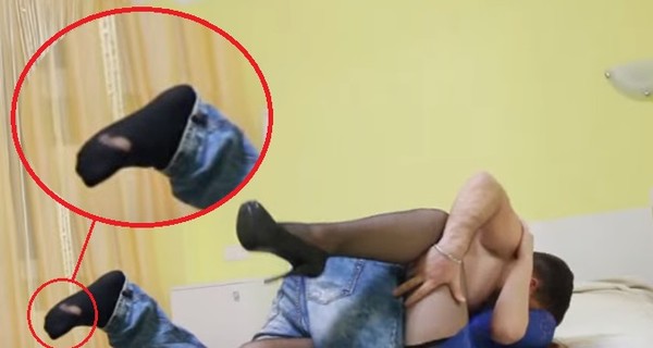 Молдавский певец снялся в клипе в дырявом носке