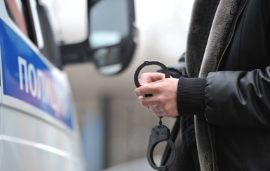 На полицейского, укравшего 17 тысяч долларов, одели электронный браслет