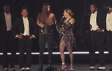 Мадонна обнажила грудь поклонницы на своем концерте