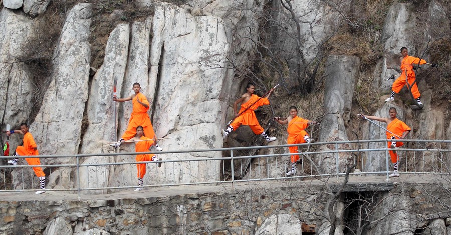 Шаолиньские монахи показали мастерство кунг-фу на обрыве скалы
