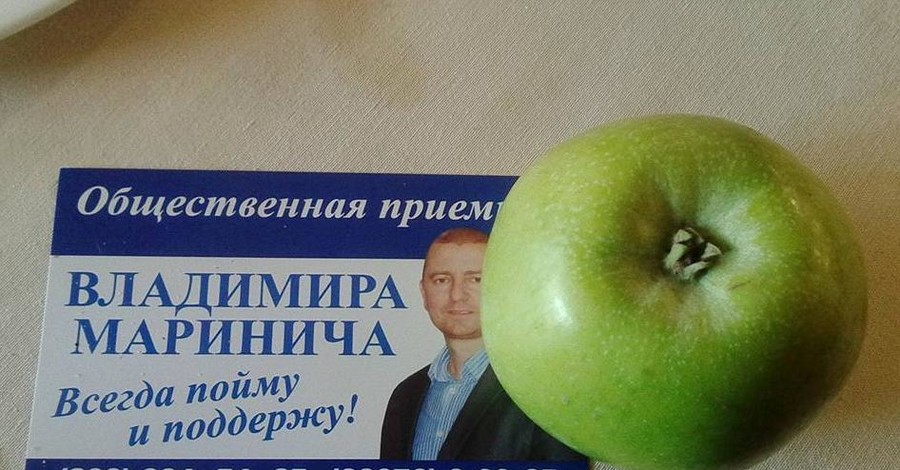В Константиновке пенсионеры стоят в очереди за бесплатными яблоками