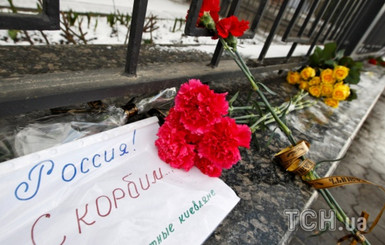 В Киеве и Одессе люди несут цветы к посольству РФ