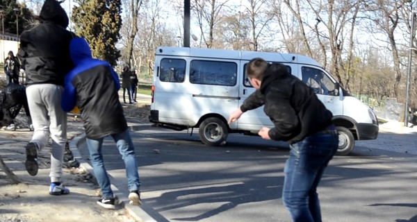 Булыжником по гей-фестивалю