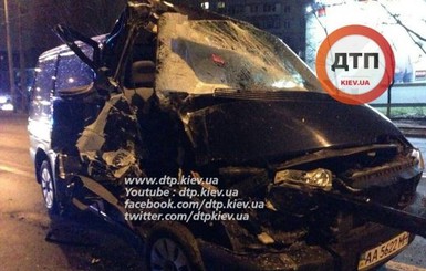 В Киеве микроавтобус врезался в маршрутку, водитель в реанимации