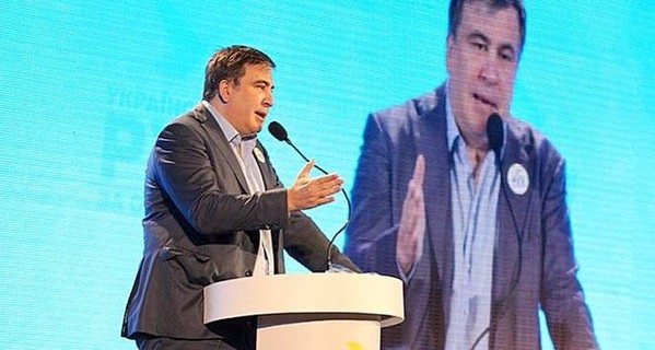 Саакашвили рассказывал о коррупции с заправленной в носок брючиной