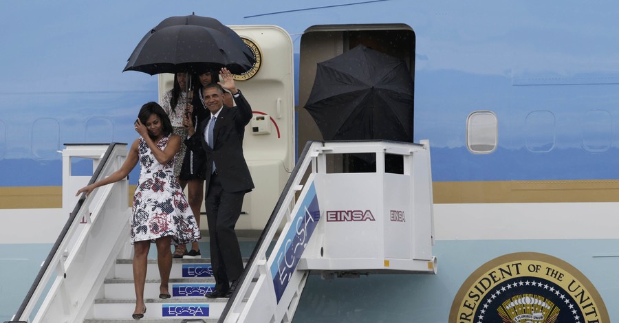Мишель Обама прилетела на Кубу в сарафане от Каролины Эрреры 