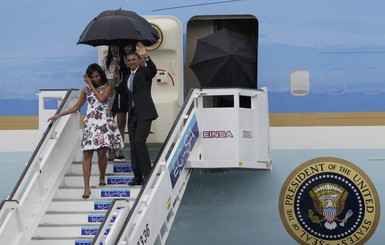 Мишель Обама прилетела на Кубу в сарафане от Каролины Эрреры 