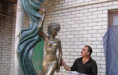 Памятник Гурченко могут установить перед ее школой