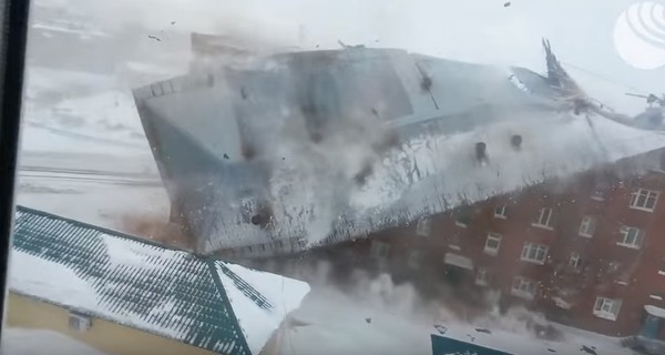 В России ветер сорвал крышу с многоквартирного дома