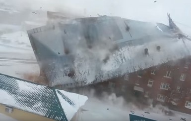 В России ветер сорвал крышу с многоквартирного дома