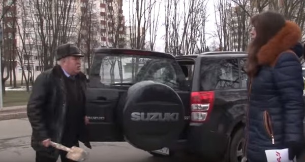 В Минске мужчина пригрозил участникам акции за Савченко лопатой 