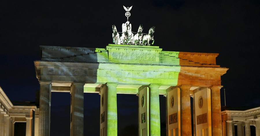 Эйфелеву башню, Бранденбургские ворота и фонтан Треви подсветили цветами флага Бельгии