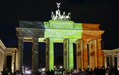 Эйфелеву башню, Бранденбургские ворота и фонтан Треви подсветили цветами флага Бельгии