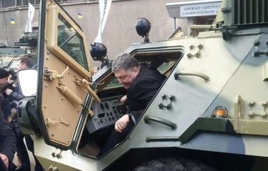 Порошенко в Харькове прокатился на БТР и передал военным новую технику