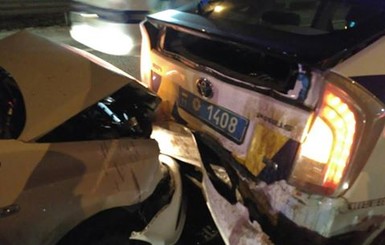 В Киеве легковушка на полном ходу влетела в авто патрульных, пострадала инспектор