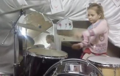 Семилетняя украинка покоряет интернет игрой на барабанах