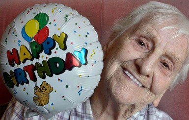 Бабушка из Великобритании 20 лет хранит воздушный шарик-рекордсмен