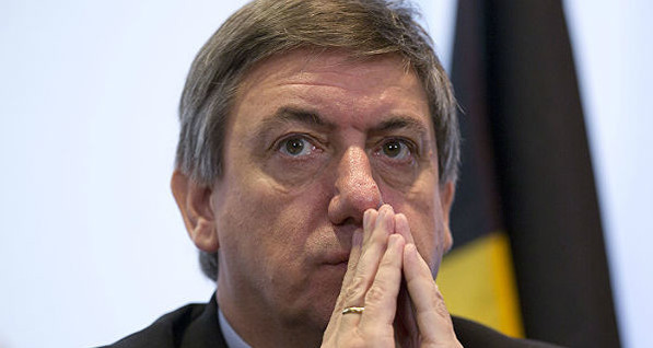 Глава МВД Бельгии подал в отставку, но его оставили