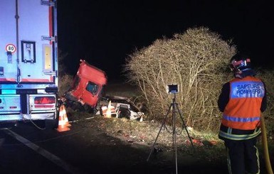 Во Франции автобус столкнулся с грузовиком, погибли  12 человек