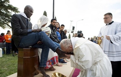 Папа Римский поцеловал ноги мигрантам 