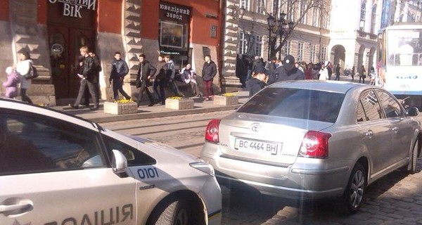 Львовские полицейские оштрафовали водителя мэра Садового за неправильную парковку