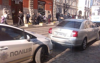Львовские полицейские оштрафовали водителя мэра Садового за неправильную парковку