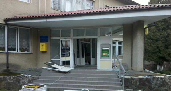 На Прикарпатье неизвестные взорвали поликлинику