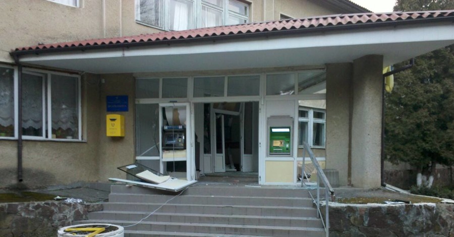 На Прикарпатье неизвестные взорвали поликлинику