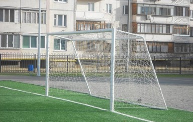 На Закарпатье погиб 10-летний мальчик, на которого упали футбольные ворота