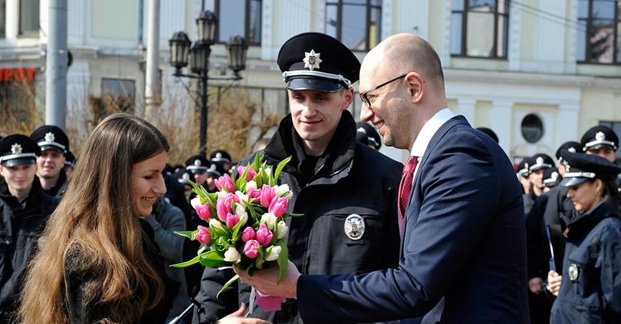 В Черновцах во время присяги полицейский сделал предложение своей девушке
