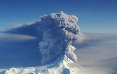 На Аляске вулкан Павлова сотрясает Алеутские острова
