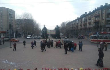 В центре Николаева люди в масках разогнали митинг коммунистов