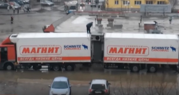 В России водителю фуры пришлось лезть на крышу, чтобы обойти лужу