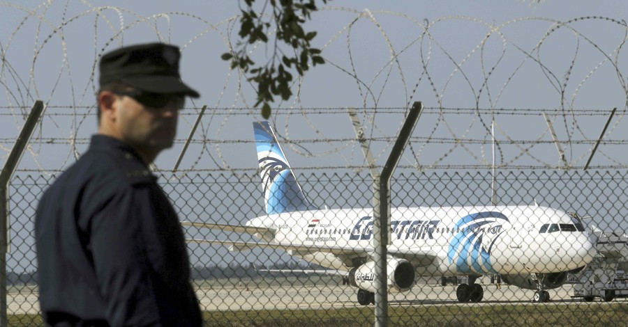 Террористы захватили в Египте самолет с 80 пассажирами