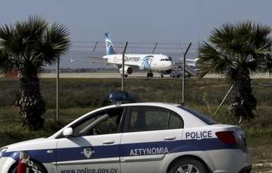 Террорист освободил часть пассажиров из захваченного самолета на Кипре