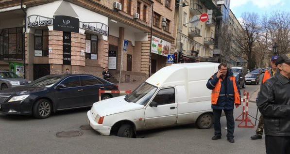 В центре Киева провалился асфальт