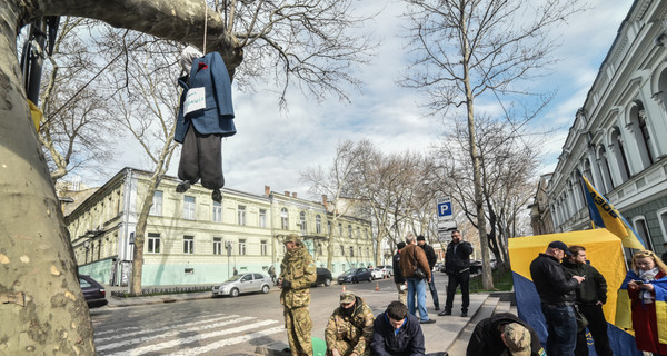 В Одессе в защиту Сакварелидзе осадили прокуратуру и повесили чучело
